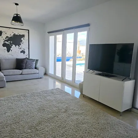 Villa Spacious And Elegant Heated Pool V214