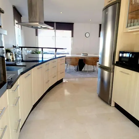 Villa Spacious And Elegant Heated Pool V214