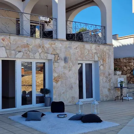 Spacious And Elegant Heated Pool V214